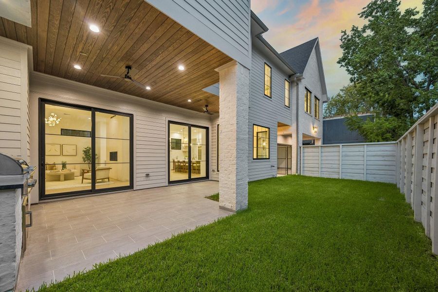 Enclosed side yard with plenty of room for a pool!