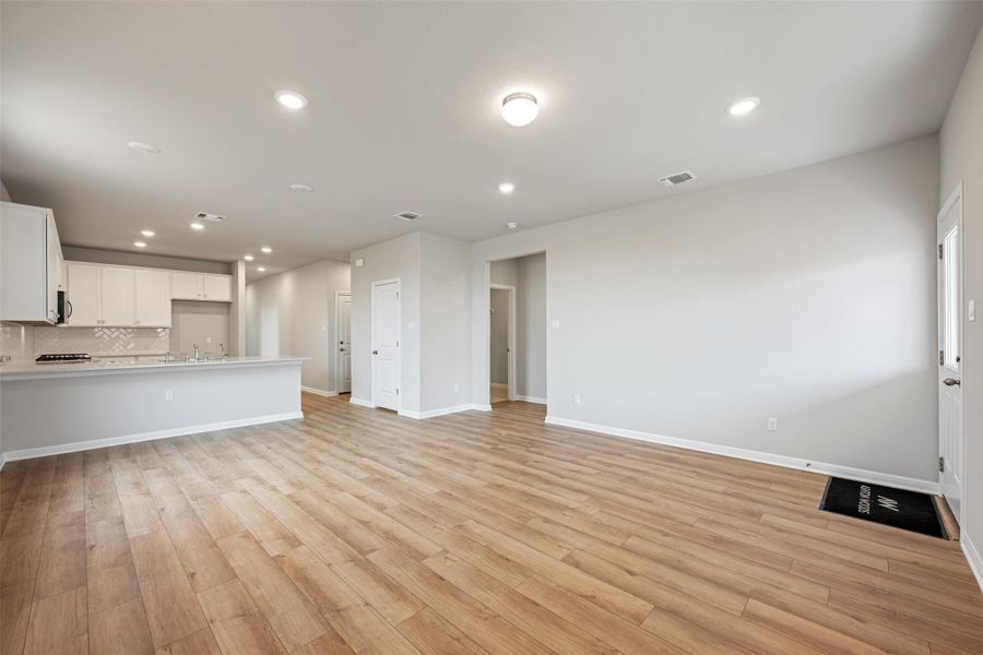 Photos are representative images and renderings for illustrative purposes only. Actual structural options and design images of the home may vary.