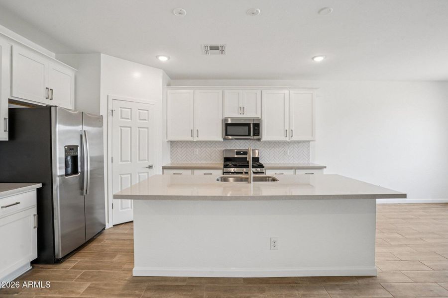 11-web-or-mls-W Kenner Dr-S1004-011