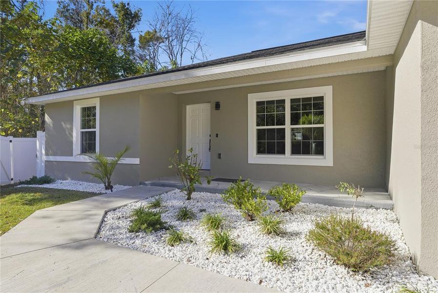 Exterior details and patio area of a home in , Belleview (Image 3).