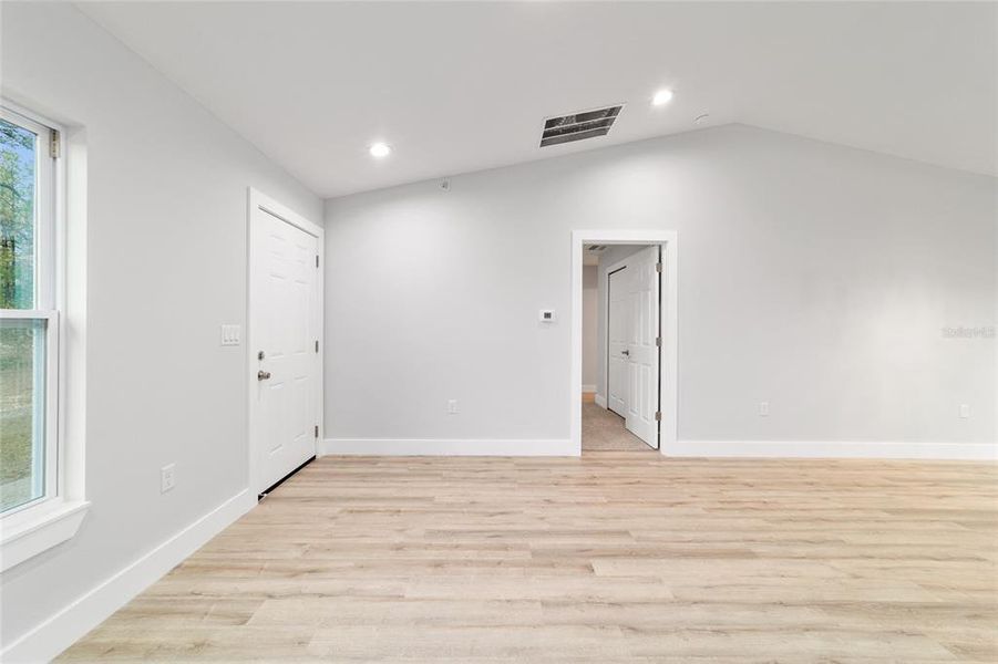 Spacious, unfurnished interior of a new home in , Dunnellon (Image 26).