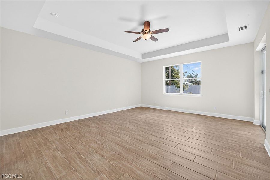 Spacious, unfurnished interior of a new home in Cape Coral, Cape Coral (Image 24).