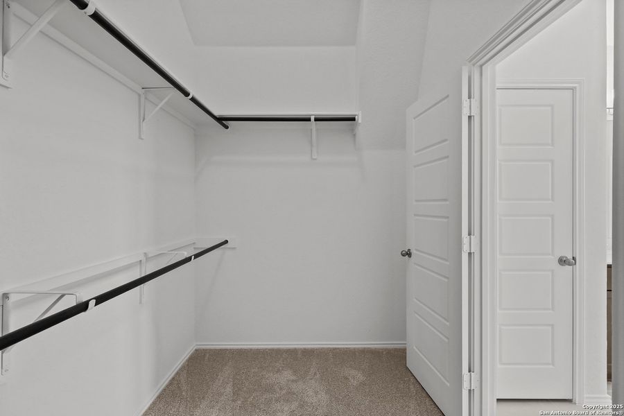 Spacious, unfurnished interior of a new home in Sunflower Ridge, New Braunfels (Image 19).