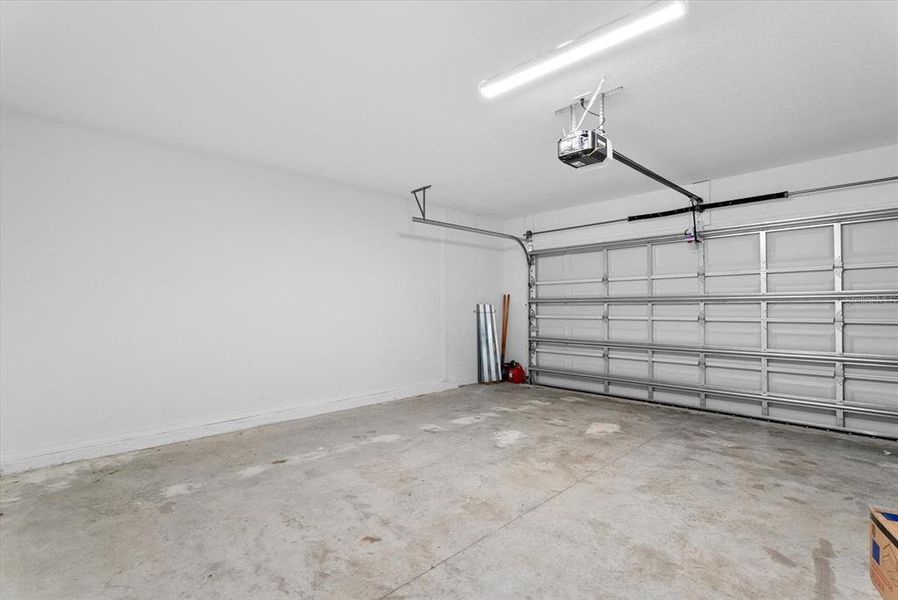 Spacious, unfurnished interior of a new home in , Bradenton (Image 21).