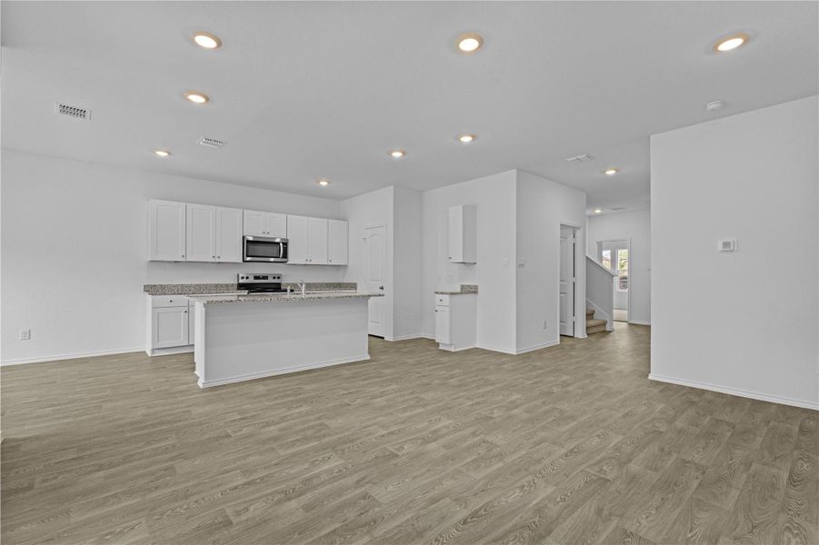 Spacious, unfurnished interior of a new home in Arroyo Ranch, Seguin (Image 28).