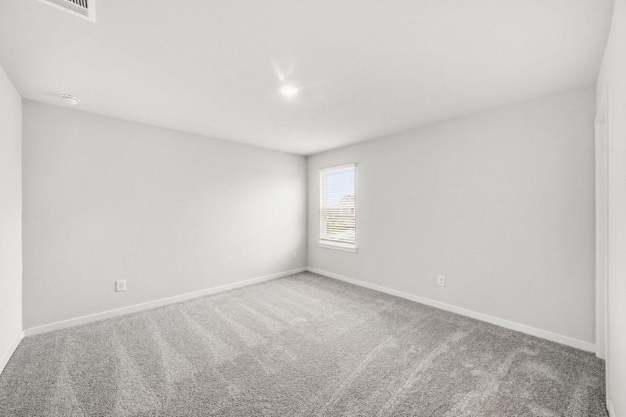 Spacious, unfurnished interior of a new home in Country Creek, Mont Belvieu (Image 14).
