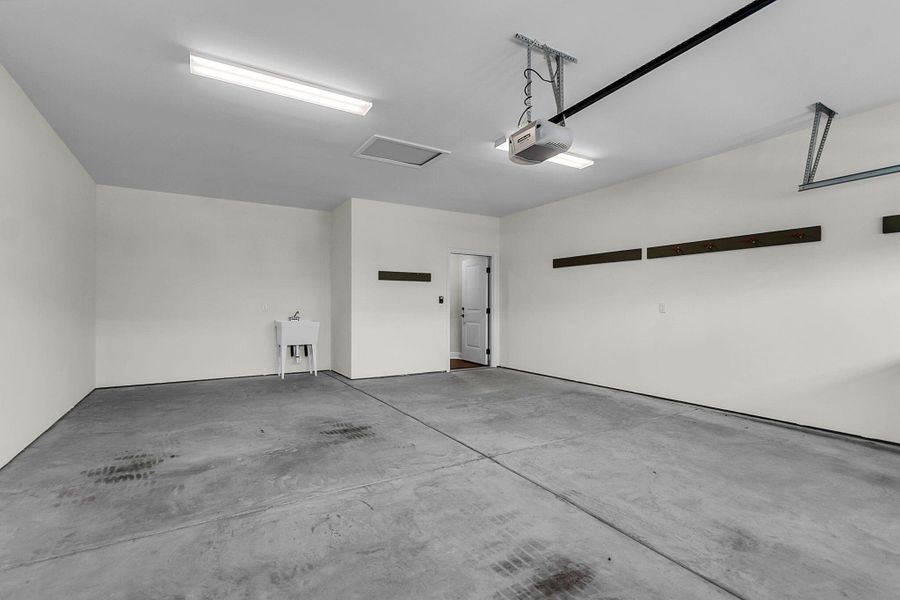 Spacious, unfurnished interior of a new home in , Summerville (Image 22).