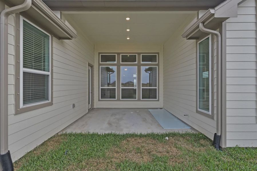 Representative exterior details of a home built from the Summerton by Chesmar Homes in Beacon Point, Texas City (Image 3).