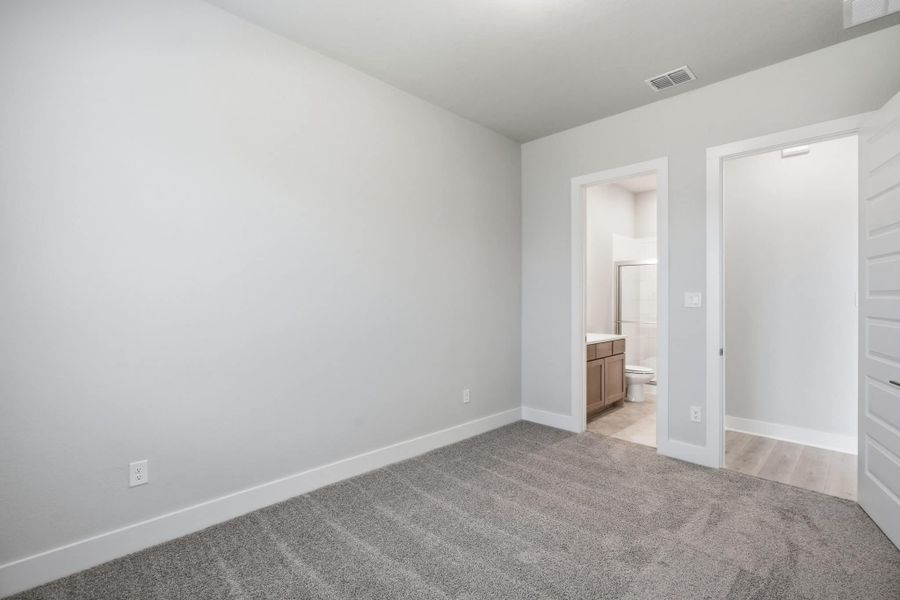 Spacious, unfurnished interior of a new home in Esperanza, Boerne (Image 34).