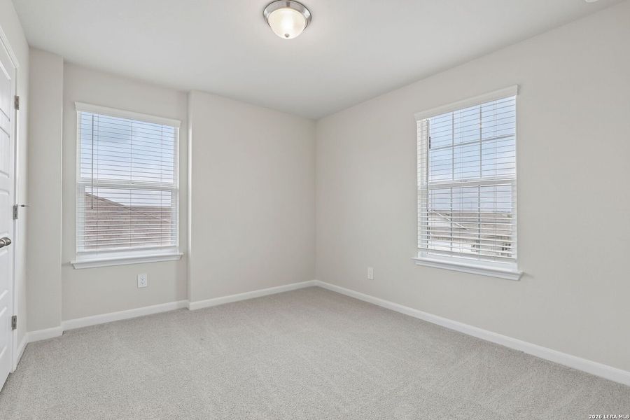 Spacious, unfurnished interior of a new home in Thomas Pond, San Antonio (Image 27).