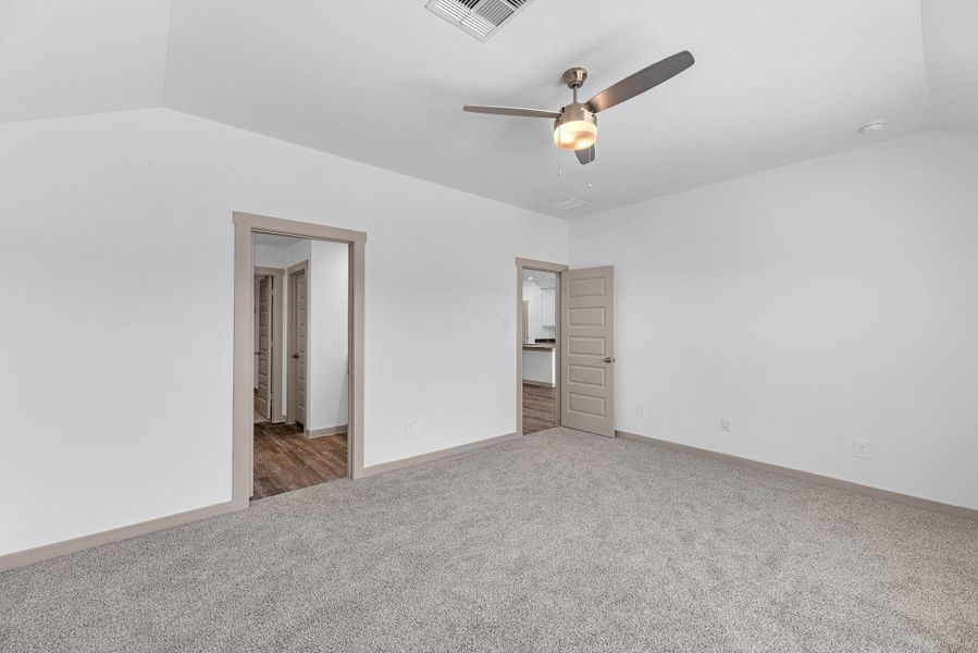 Spacious, unfurnished interior of a new home in Watermark, Alvin (Image 19).