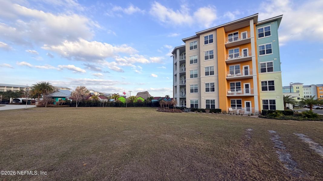 Condo located in Kissimmee, FL showcasing its design and architecture (Image 4).