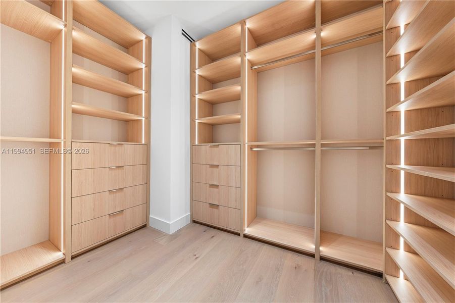 Spacious, unfurnished interior of a new home in , Miami (Image 41).