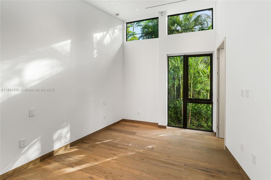 Spacious, unfurnished interior of a new home in , Coral Gables (Image 17).