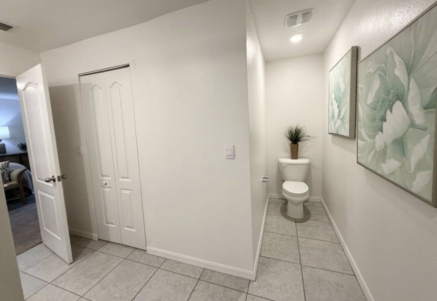 Furnished interior view inside a new home in Citrus Springs, Dunnellon (Image 10).