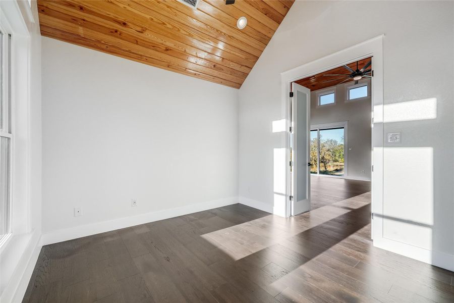 Spacious, unfurnished interior of a new home in , Buchanan Dam (Image 18).