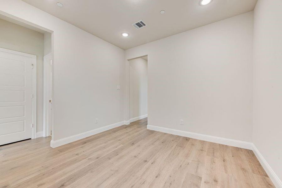 Spacious, unfurnished interior of a new home in Bayside, Rowlett (Image 15).
