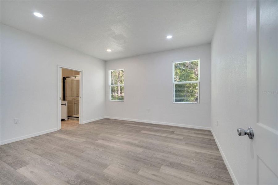 Spacious, unfurnished interior of a new home in , Palatka (Image 15).