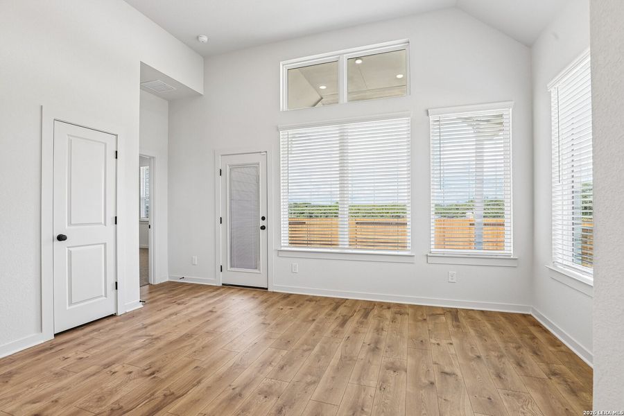Spacious, unfurnished interior of a new home in Stream Waters, Seguin (Image 12).