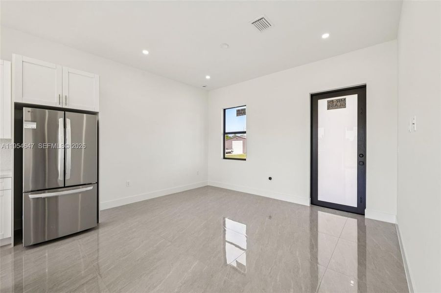 Spacious, unfurnished interior of a new home in , Lehigh Acres (Image 23).