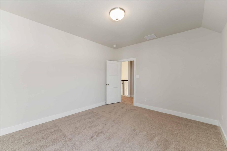 Spacious, unfurnished interior of a new home in Valencia, Manvel (Image 39).