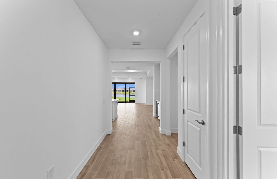 Spacious, unfurnished interior of a new home in Del Webb Naples, Ave Maria (Image 8).