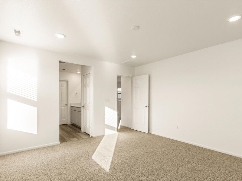 Spacious, unfurnished interior of a new home in Lake Bluff, Greeley (Image 12).