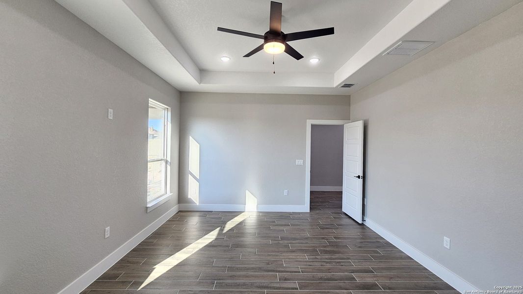 Spacious, unfurnished interior of a new home in , La Vernia (Image 31).