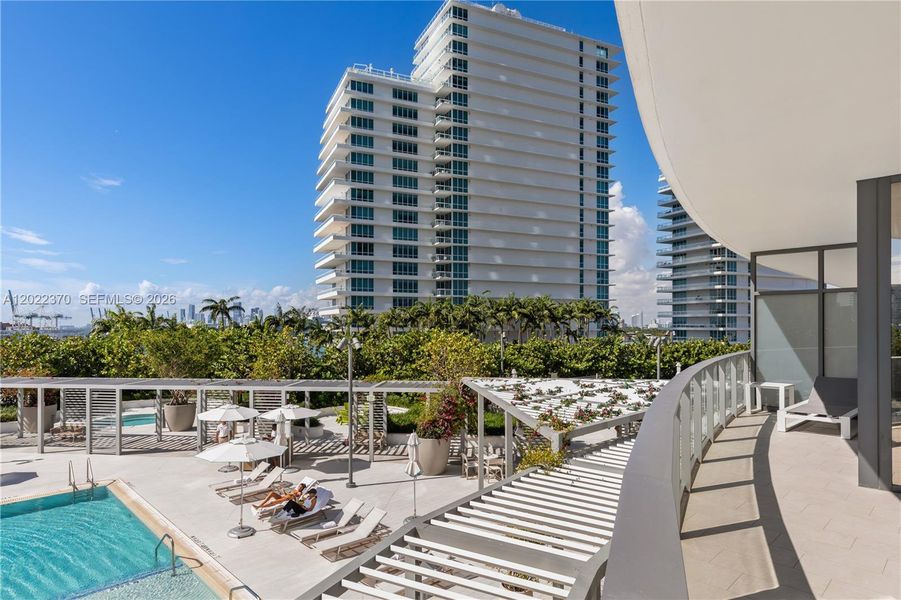 Condo located in Miami Beach, FL showcasing its design and architecture (Image 25).