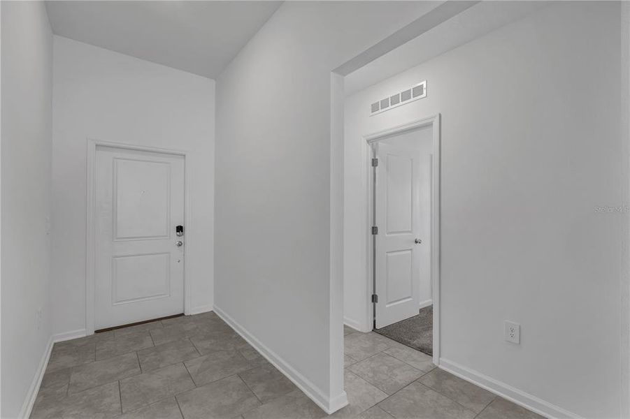 Spacious, unfurnished interior of a new home in Knightsbridge, Kissimmee (Image 15).