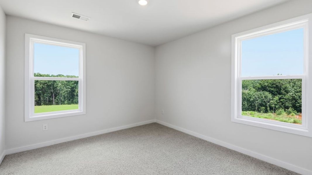 Spacious, unfurnished interior of a new home in Sunset Summits, Spartanburg (Image 28).