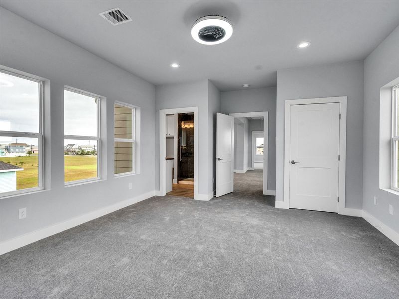Spacious, unfurnished interior of a new home in , Galveston (Image 37).