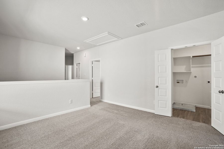 Spacious, unfurnished interior of a new home in Melissa Ranch, San Antonio (Image 25).