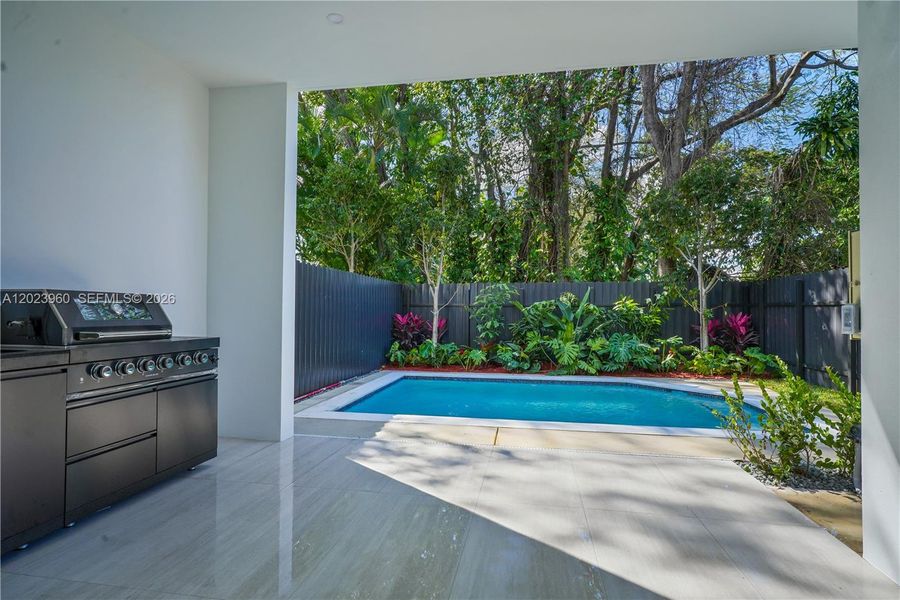 Exterior details and patio area of a home in , Miami (Image 23).