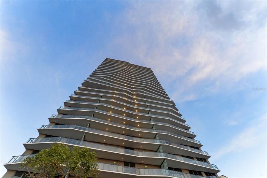 Condo located in Tampa, FL showcasing its design and architecture (Image 35).