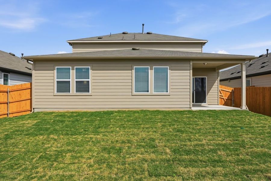 Exterior details and patio area of a home in Longview, Del Valle (Image 14).