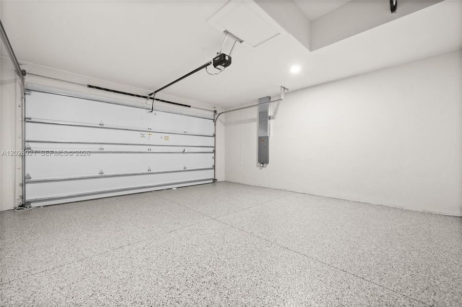 Spacious, unfurnished interior of a new home in , Cape Coral (Image 24).