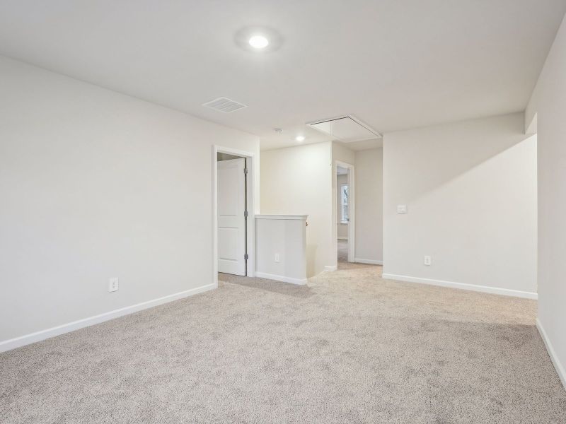 Spacious, unfurnished interior of a new home in Ivey Township, Dallas (Image 15).