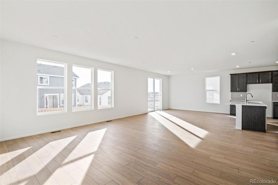 Spacious, unfurnished interior of a new home in Turnberry, Commerce City (Image 34).