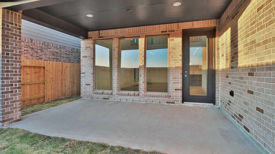 Exterior details and patio area of a home in Valencia, Manvel (Image 4).