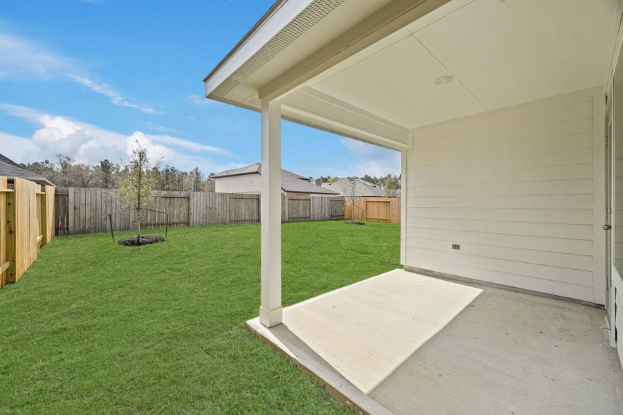 Exterior details and patio area of a home in Silverthorne, Conroe (Image 17).
