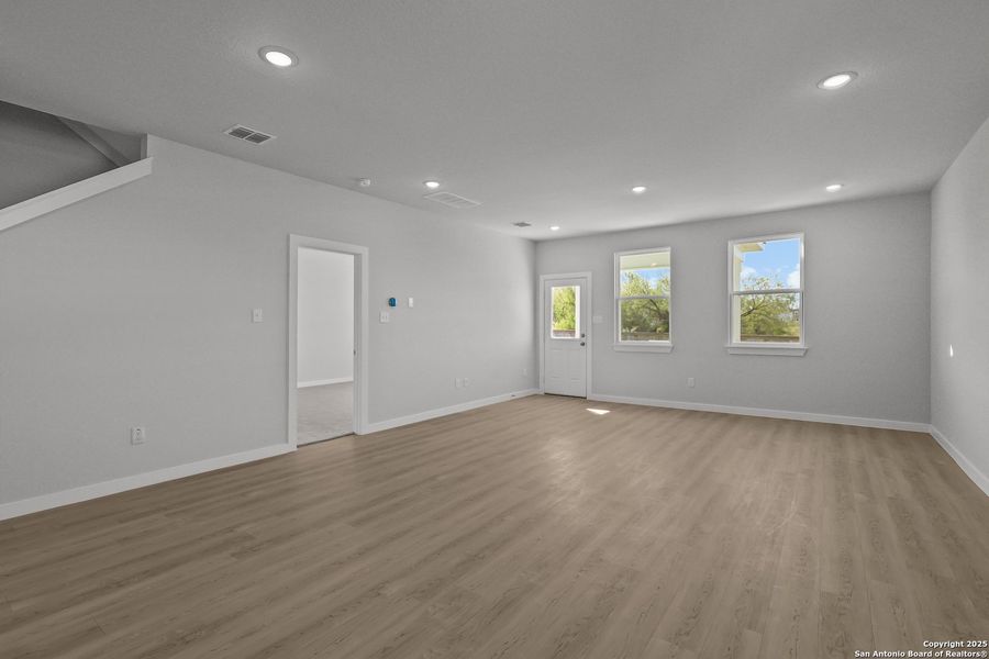 Spacious, unfurnished interior of a new home in Cinco Lakes, San Antonio (Image 29).