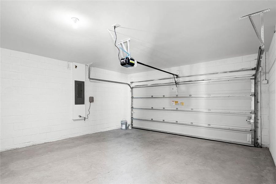 Spacious, unfurnished interior of a new home in , Winter Haven (Image 12).