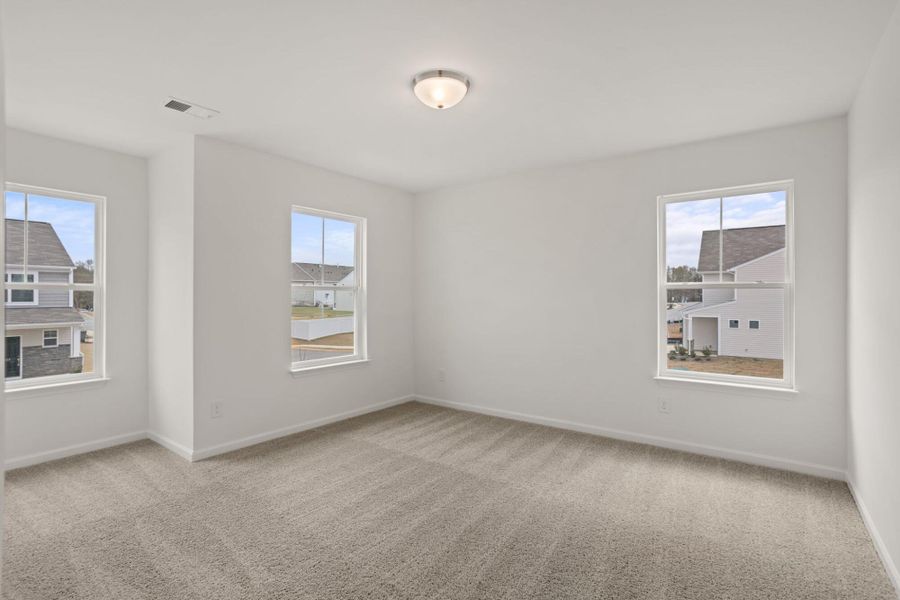 Spacious, unfurnished interior of a new home in Bellevue, Greenville (Image 25).