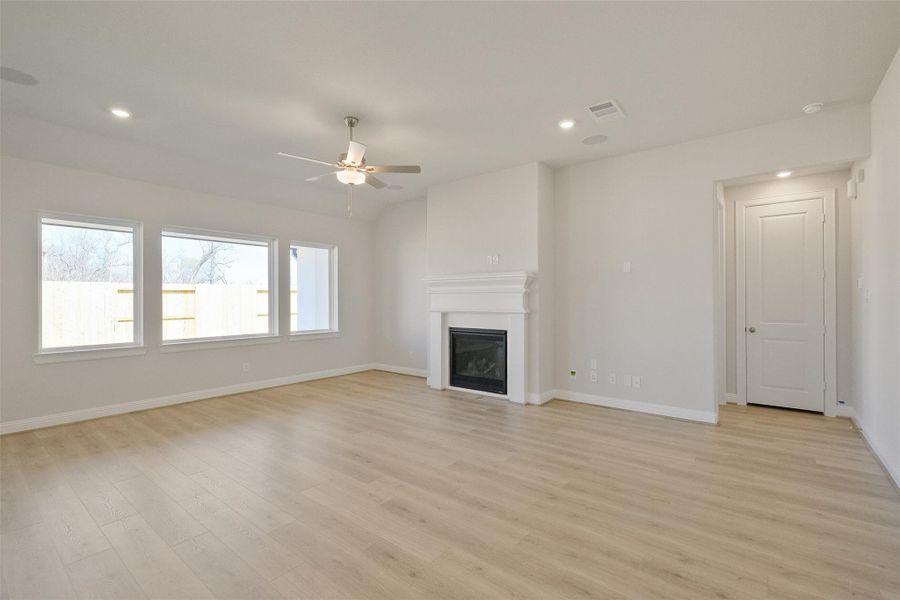 Spacious, unfurnished interior of a new home in Sienna 65', Missouri City (Image 26).