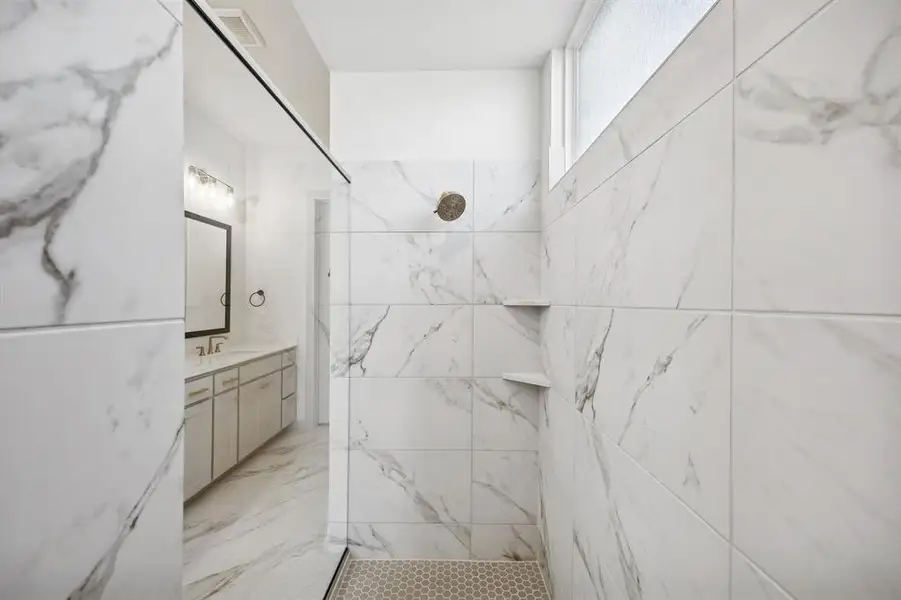 Offering a luxurious walk in shower with drying area, this owner's bath is a dream come true! Offering a luxurious walk in shower with drying area, this owner's bath is a dream come true!