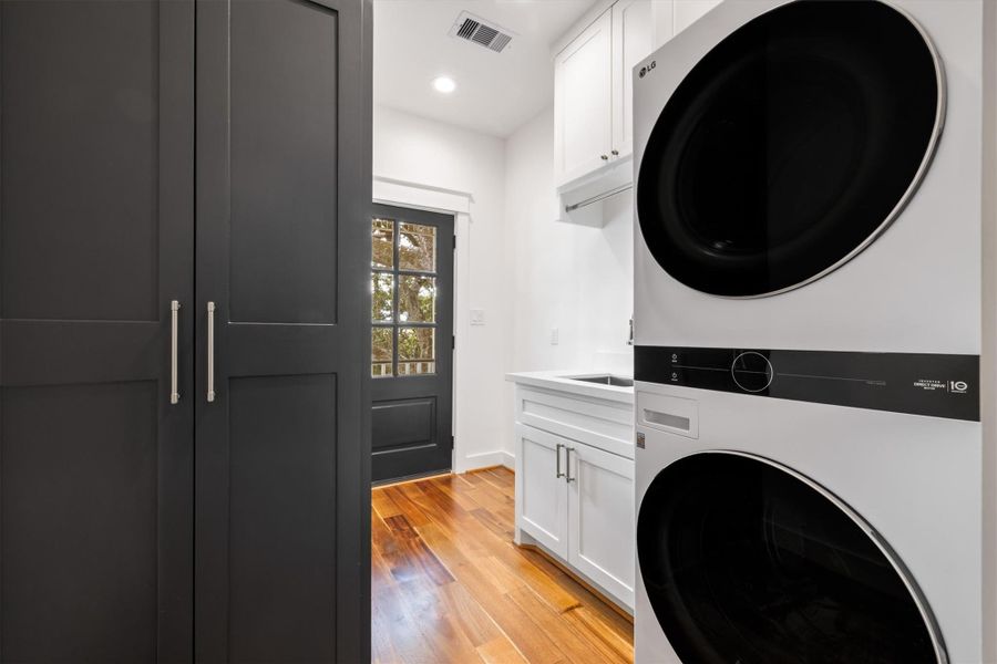 Furnished interior view inside a new home in , Galveston (Image 38).