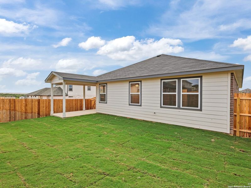 Exterior details and patio area of a home in Comanche Ridge, San Antonio (Image 19).