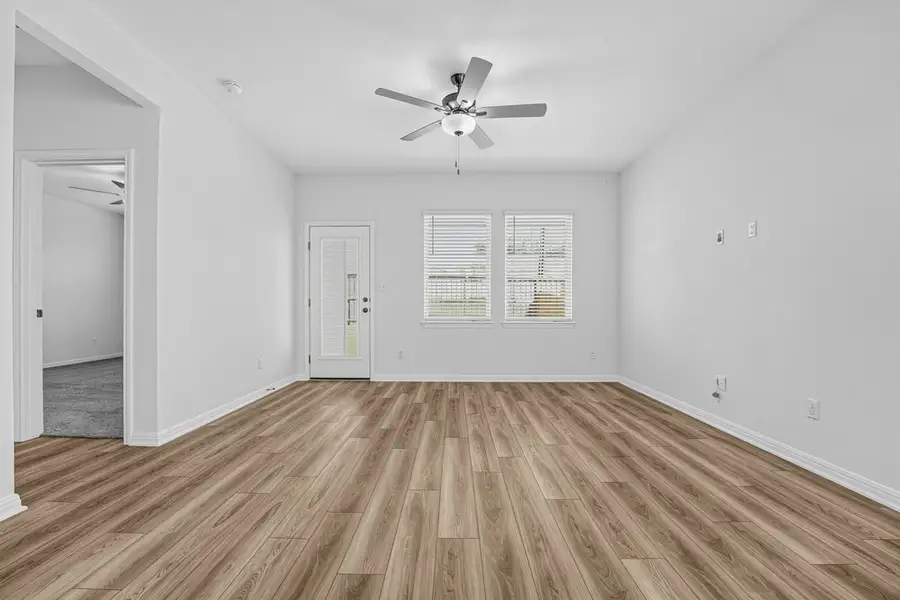 Spacious, unfurnished interior of a new home in Sunfield, Buda (Image 20).