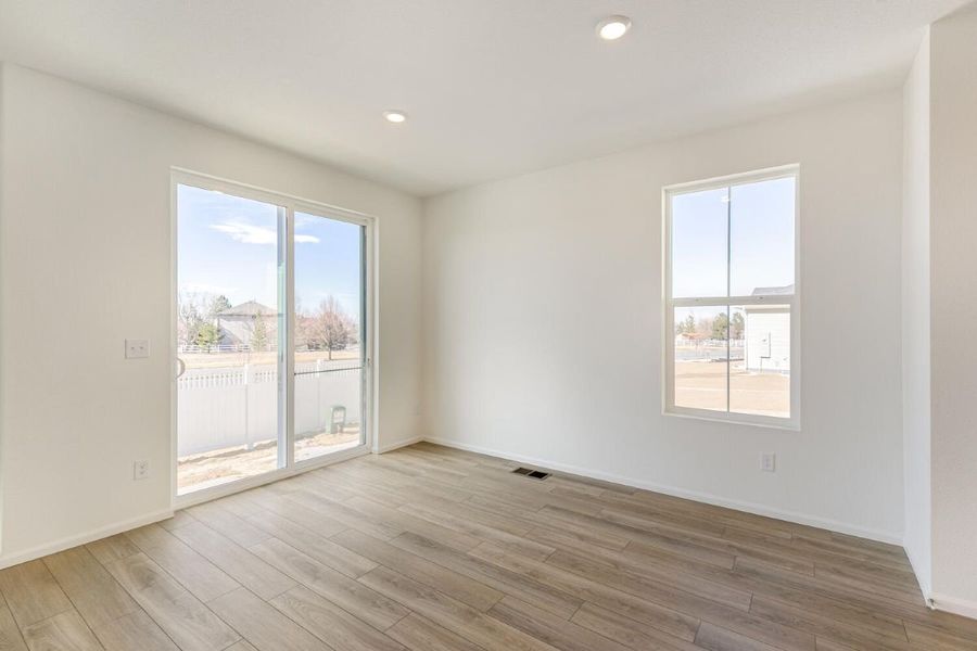 Spacious, unfurnished interior of a new home in Murphy Creek Reserve, Aurora (Image 15).